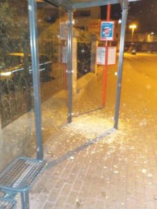 Unbekannte beschädigten am Mittwoch de 8. April eine Glasscheibe an der Bushaltestelle "Krümpel"