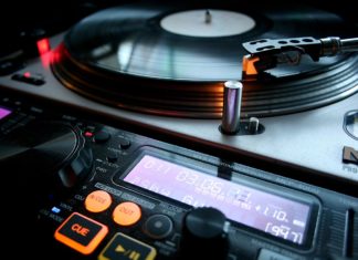 Feiern in den eigenen vier Wänden – Osnabrücker DJs organisieren Musikstreams Symbolbild DJ