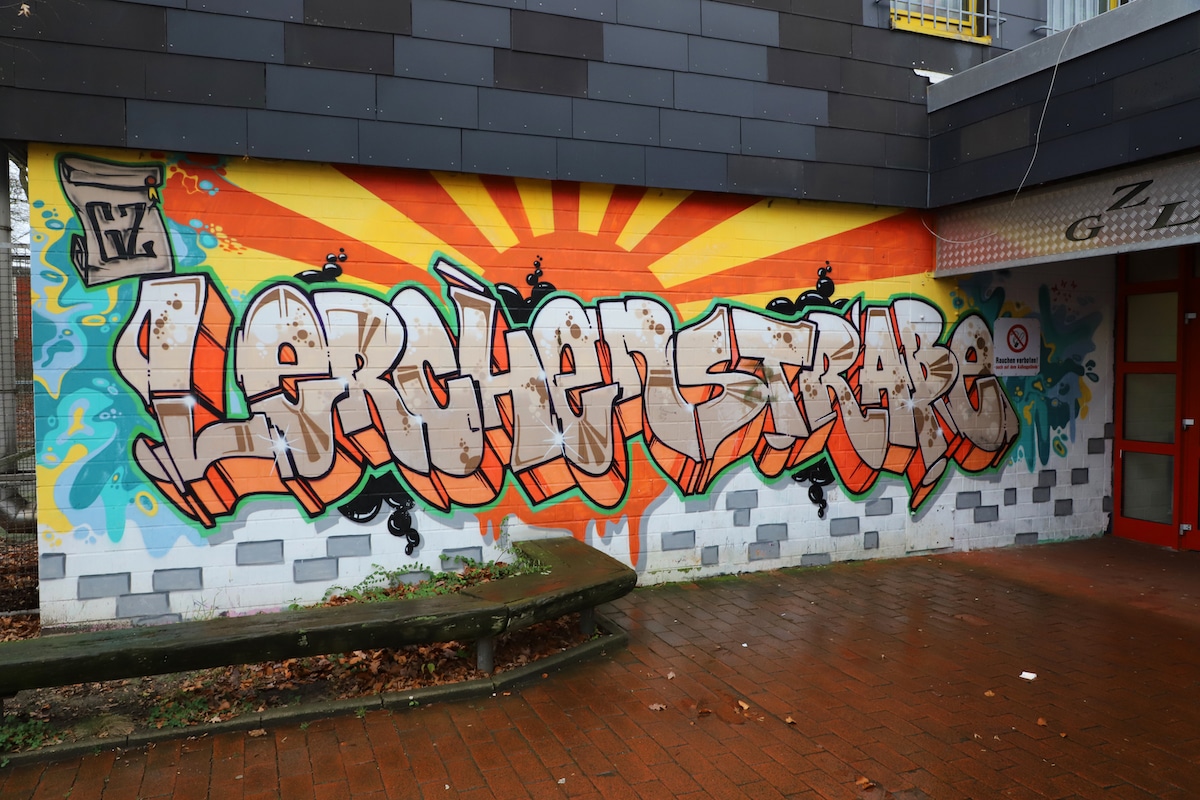 Graffiti an der Aussenmauer des Gemeinschaftszentrums Lerchenstraﬂe. / Foto: Stadt Osnabrück, Simon Vonstein
