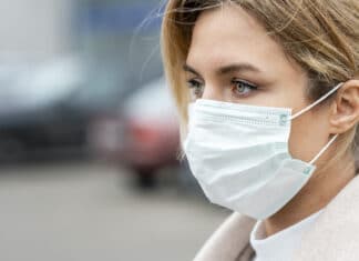 Frau mit Gesichtsmaske