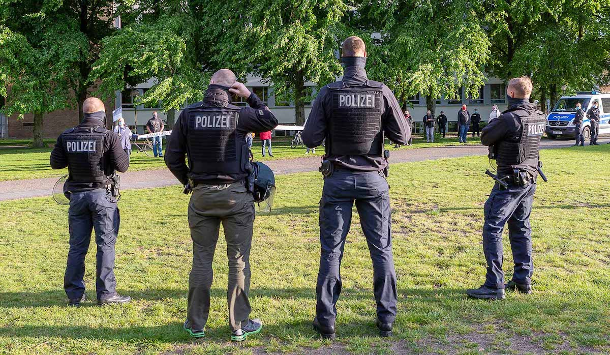 Schutzweste, Helm und Schlagstock: Die Polizei hatte sich vorbereitet; Foto: Dieter Reinhard