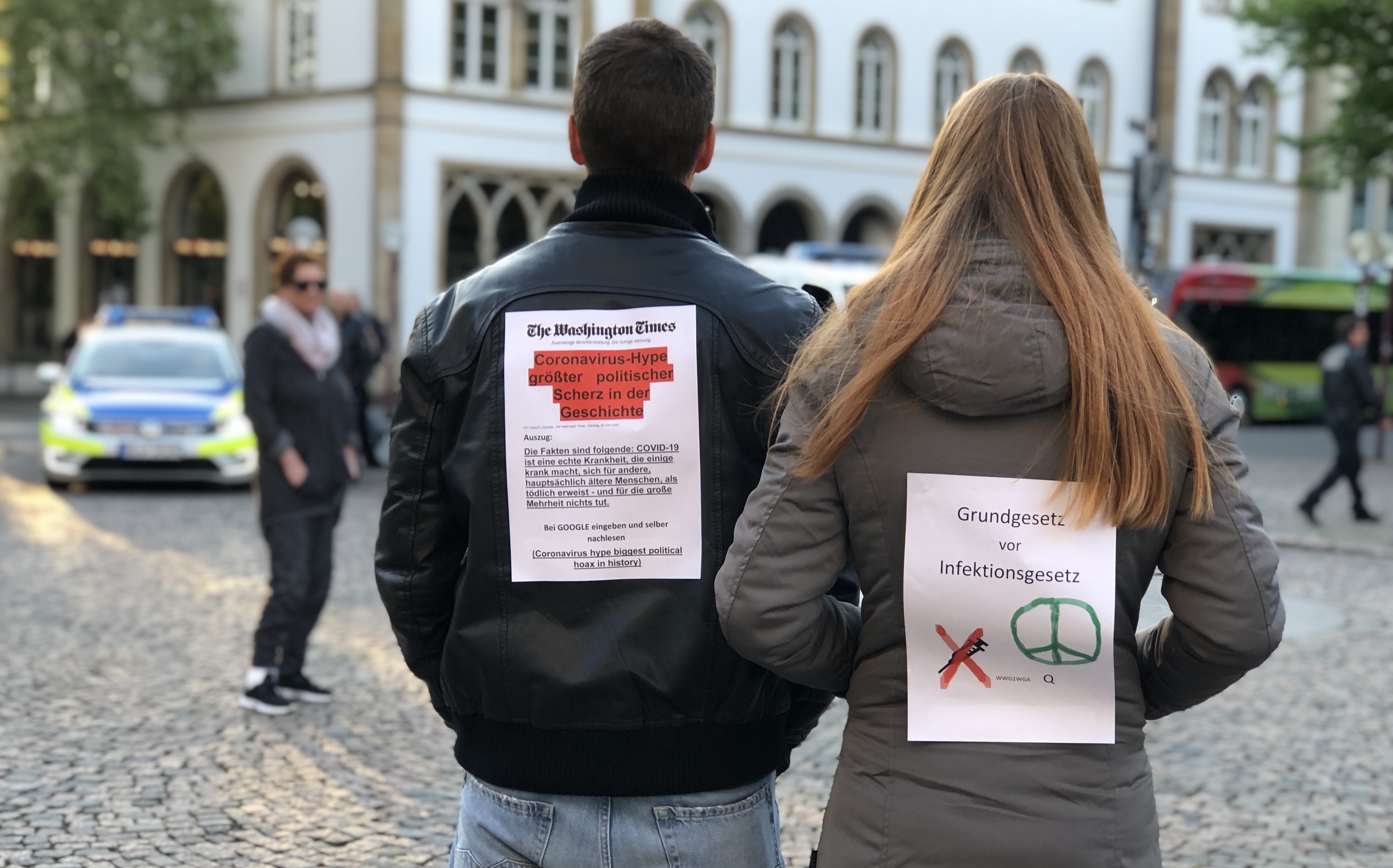 "Grundgesetz vor Infektionsgesetz": Spaziergänger mit "Motto-Jacken"
