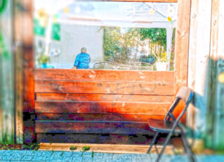 Plexiglasscheibe vor dem Garten des Altenheims am Ledenhof