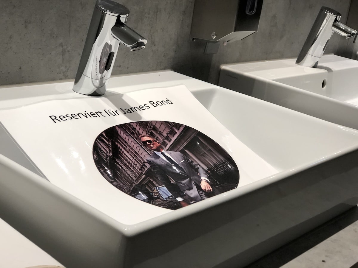 Abstand auch in den Sanitäranlagen: Dieses Waschbecken bleibt frei für James Bond