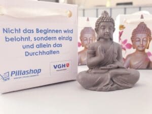 Gute Nachricht des Tages: "Durchhalten wir belohnt" - 519 kleine Buddha-Statuen mit Motivationsspruch für Senioren und Pfleger