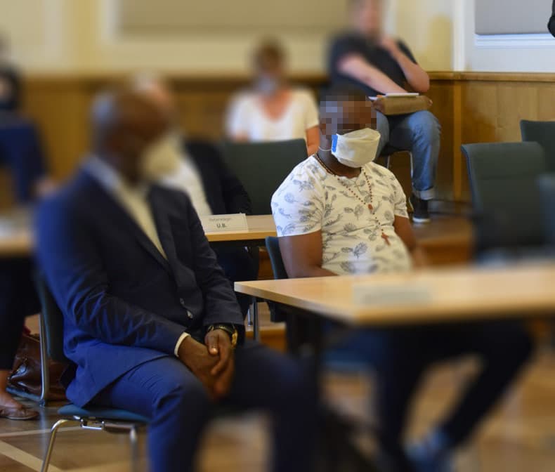 Dem aus Nigeria stammenden Angeklagten (rechts) wurde ein Dolmetscher zur Verfügung gestellt; Foto: T. Rykov