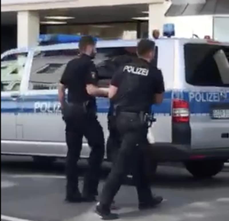 Vorläufiges Ende in Polizeigewahrsam (Video-Screenshot: Urheber der Redaktion bekannt)