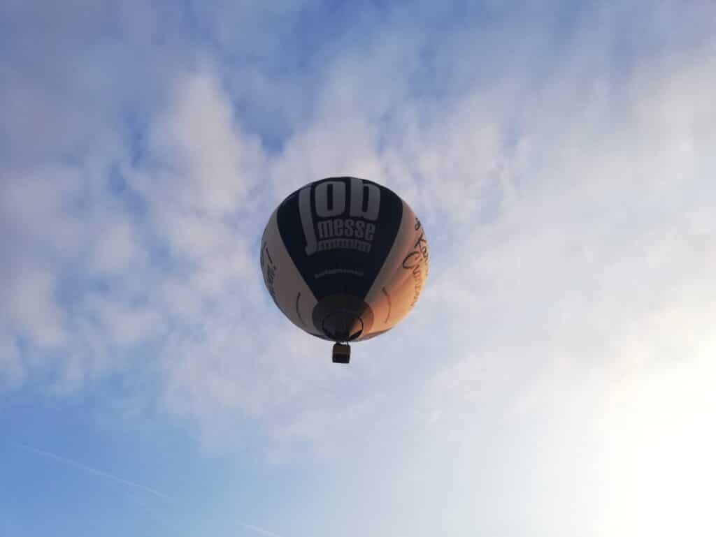 Getauft vom DDR-Ballonflüchtling: Ballon der "jobmesse" nimmt erste Fahrt über Osnabrück auf