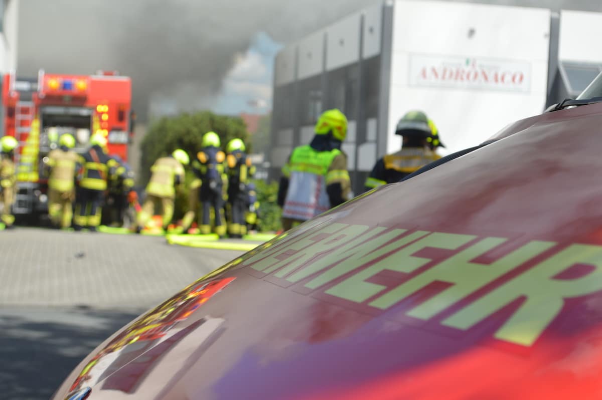 Feuerwehrleute versuchten noch in das Lager des brennenden Großhandelsbetriebs einzudringen um zu löschen