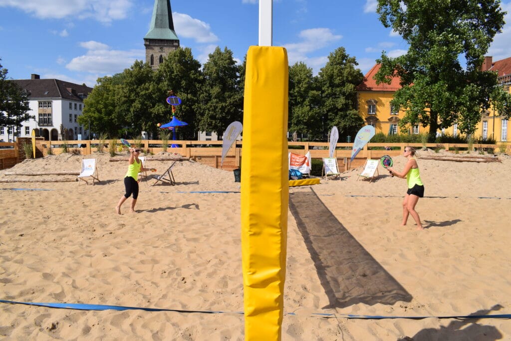 Aufsteigender Trendsport auch in Osnabrück: Beach Tennis am Schlossgarten-Strand