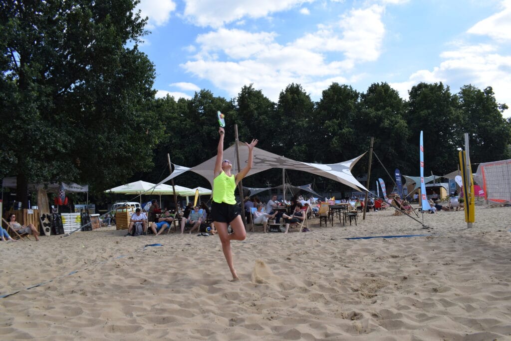 Aufsteigender Trendsport auch in Osnabrück: Beach Tennis am Schlossgarten-Strand