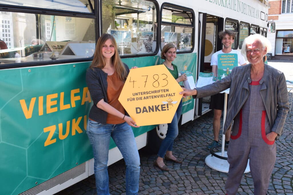Über 4.700 Unterschriften: Volksbegehren Artenvielfalt – OMNIBUS-Tour in Osnabrück beendet