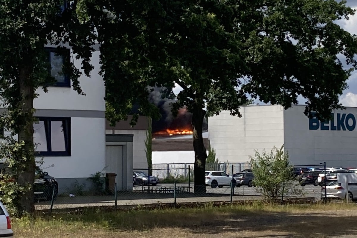 Schwarze Rauchsäule über Osnabrück Fledder - Großbrand im Industriegebiet [Update]