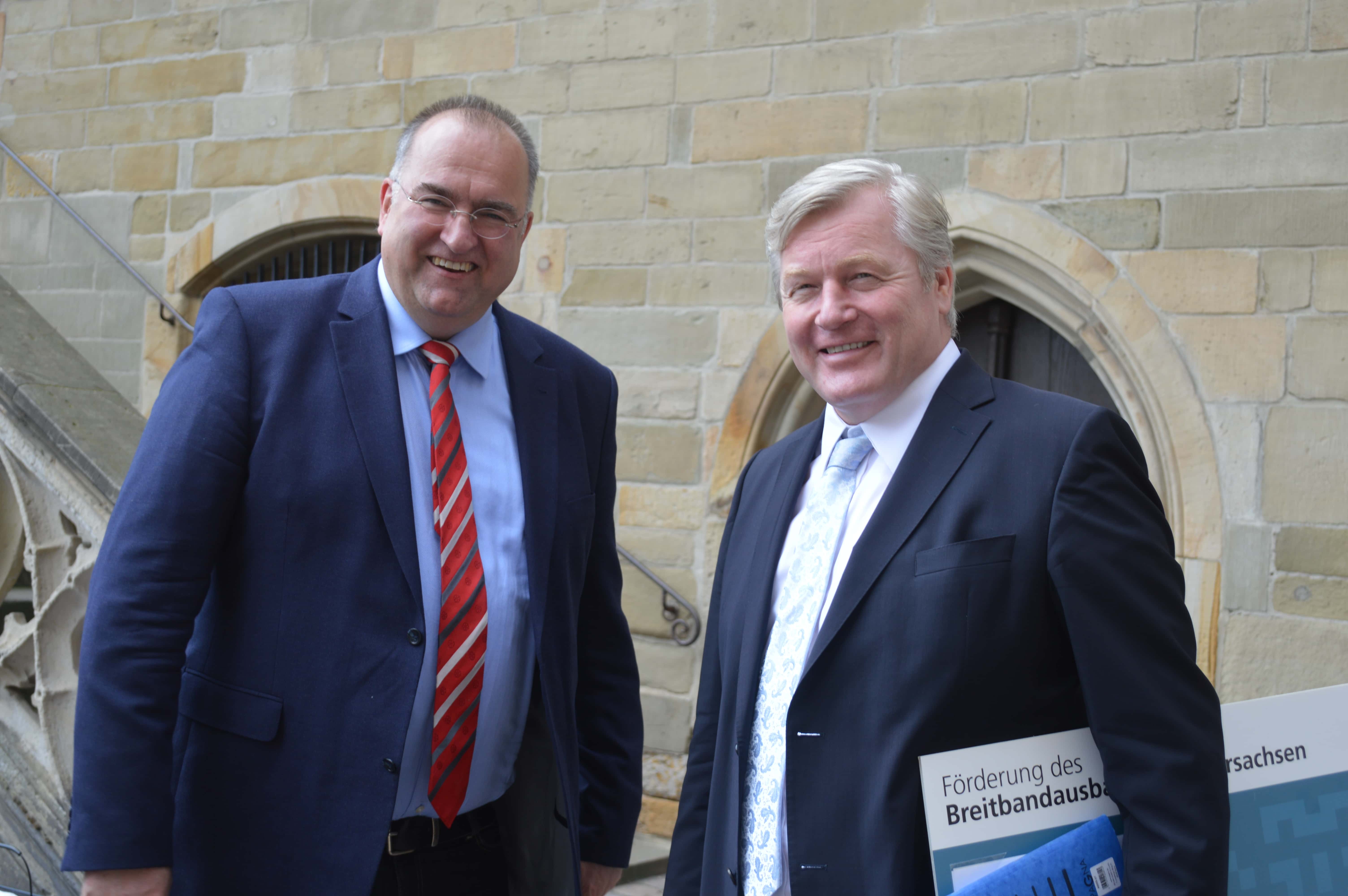 Freut sich über Zuschüsse vom Land Niedersachsen: Stadtkämmerer Thomas Fillep (links) mit Wirtschaftsminister Bernd Althusmann