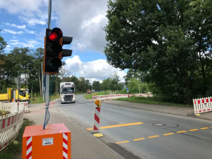 Bislang ist die Baustelle am Fürstenauer Weg noch klein und es reicht eine Baustellenampel