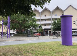 Lila vor der Kunsthalle am Rißmüllerplatz