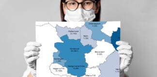 Arzt zeigt Corona-Statistik