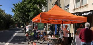 Blockieren statt Fahrradfahren: Der Stand des ADFC in der Dielingerstraße