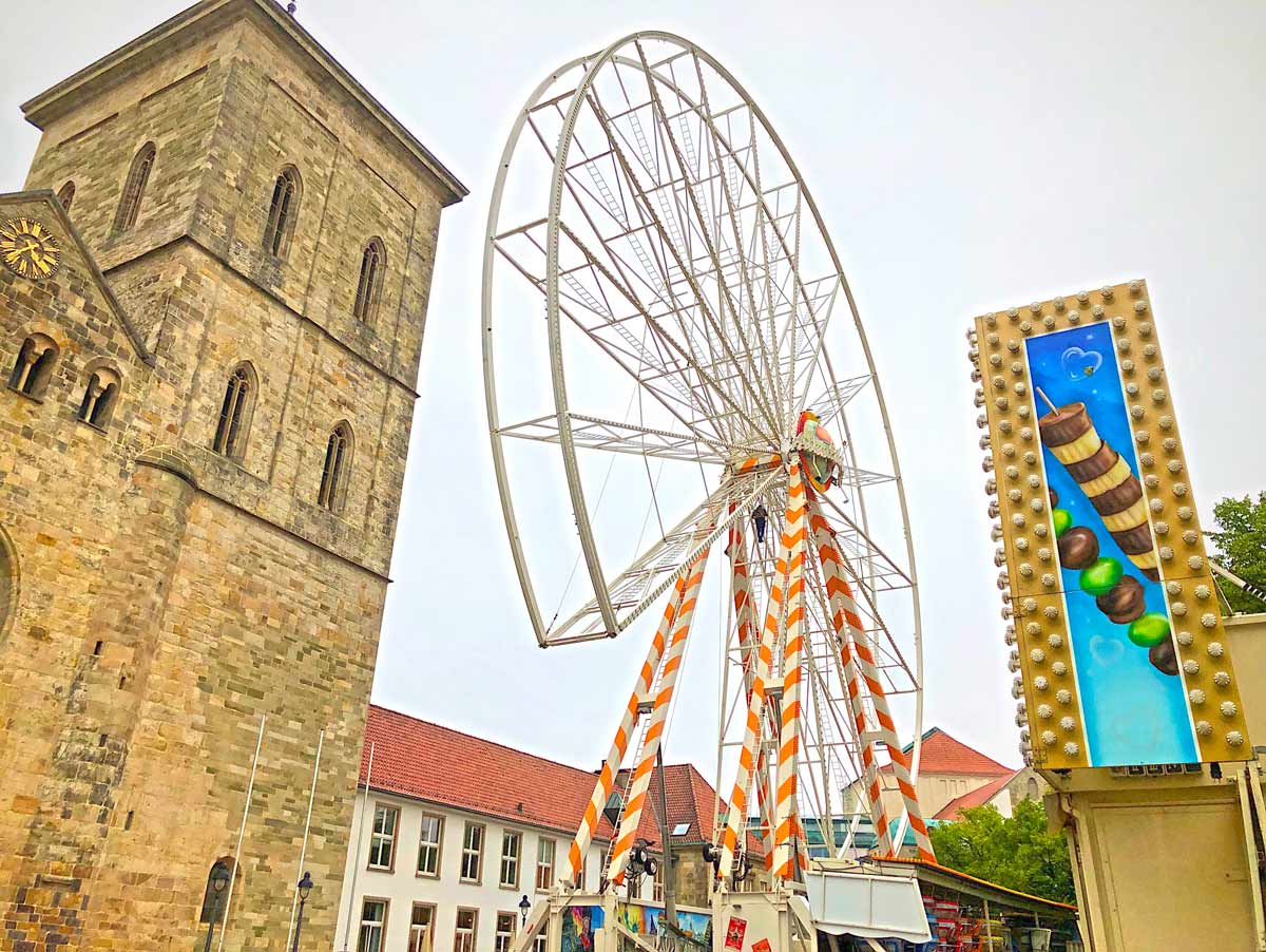 AM Dienstag wurde bereits das 50m hohe Cornelius-Riesenrad vor dem Dom aufgebaut