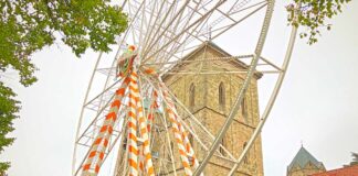 Das 50m hohe Cornelius-Riesenrad vor dem Dom wird aufgebaut