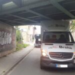 Transporter steckt unter Eisenbahnbrücke in Osnabrück fest