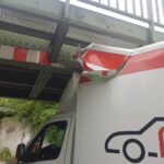 Transporter steckt unter Eisenbahnbrücke in Osnabrück fest