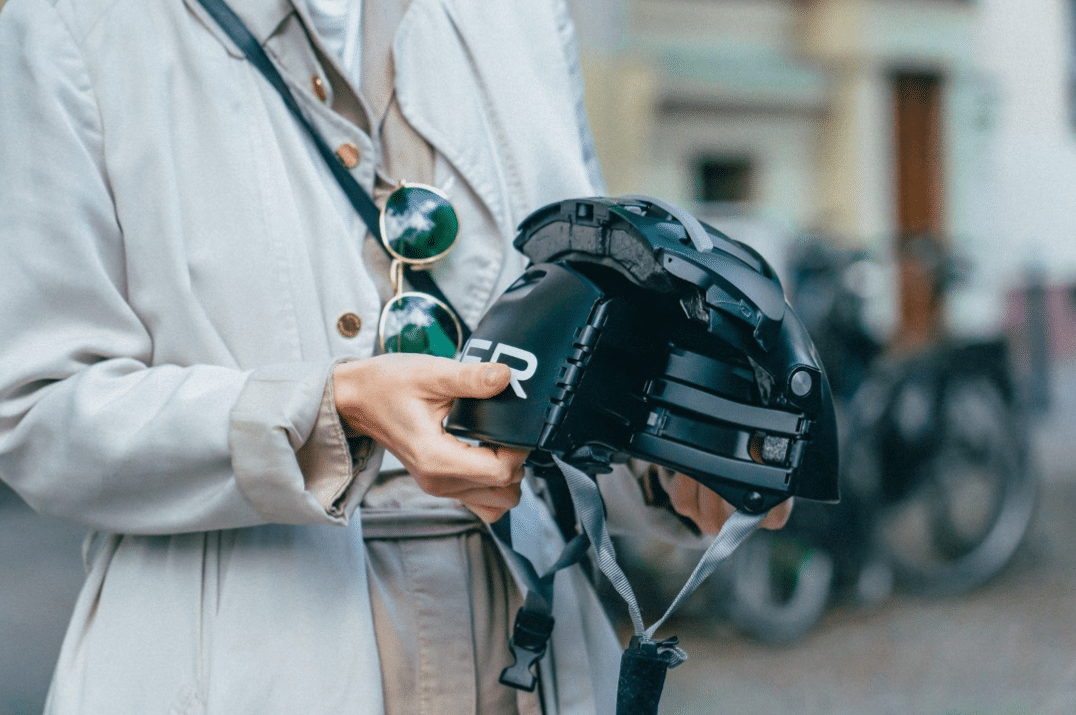 TIER rüstet Osnabrücker E-Scooter mit Helmen aus