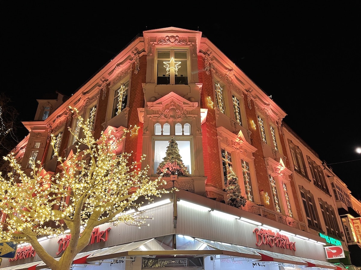 Ein beliebtes Fotomotiv: Das weihnachtlich geschmückte Haus des Prelle Shop