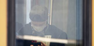 Jugendlicher mit Schutzmaske in einer S-Bahn, über dts