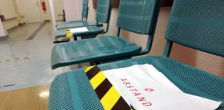 Sitzbänke mit Corona-Abstandshinweis im Krankenhaus