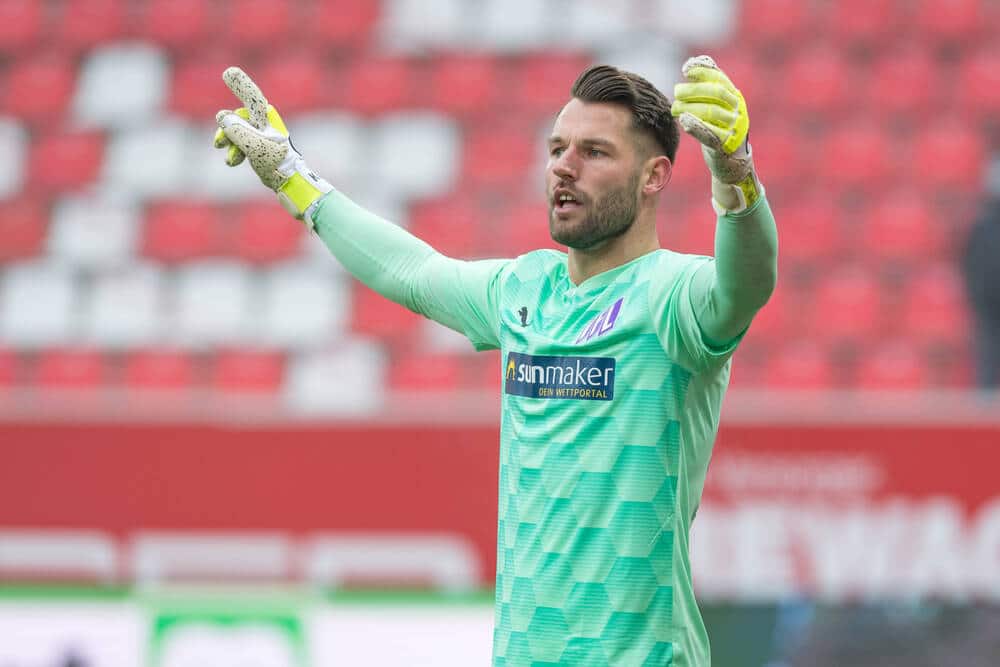 VfL-Torwart Philipp Kühn, beim Spiel gegen den SSV Jahn Regensburg (08.11.2020), Foto: imago images / Passion2Press