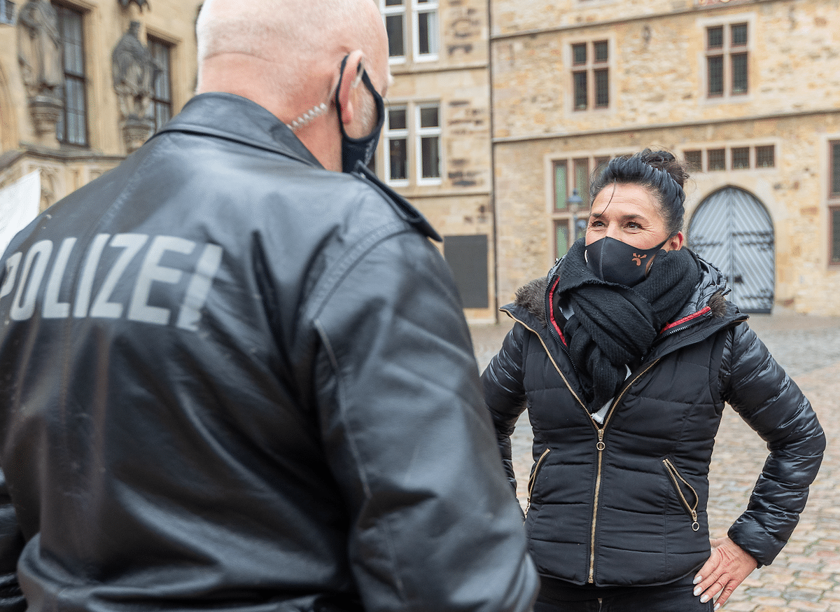 Kerstin Albrecht klärt mit einem Polizisten die Jerusalema-Tanzaktion, Foto: Dieter Reinhard