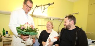 Foto: Dr. Dr. Yves Garnier freut sich mit der Familie Kettler über die Geburt von Karl Kettler