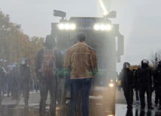 Wasserwerfer bei Corona-Demonstration