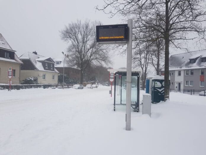 Bushaltestelle im Schnee
