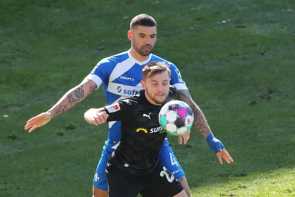 David Blacha (vorne) im Duell mit Victor Palsson (SV Darmstadt 98), Foto: Imago Images / Jan Huebner