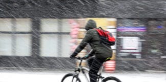 Symbolfoto: Fahrradfahrer im Schnee.