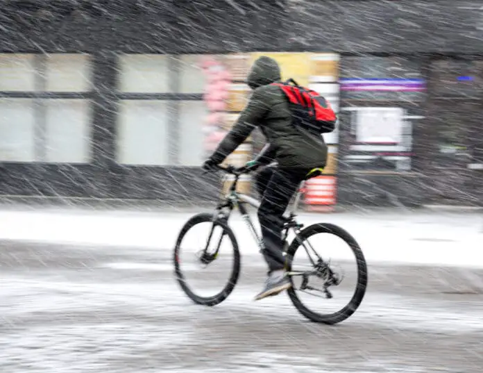 Symbolfoto: Fahrradfahrer im Schnee.