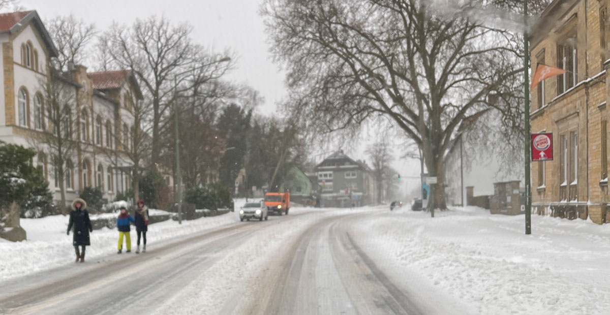 Fußgänger weichen oft auf die Straße aus, weil die Gehwege nicht geräumt wurden, Natruper Straße am 7. Februar 2021 gegen 12 Uhr, Foto: Pohlmann