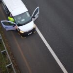 Person fällt auf der Autobahn A30 aus Kleinbus