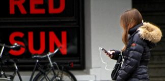 Symbolbild: Fahrradfahrerin mit Handy