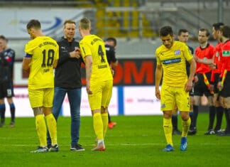 Maurice Trapp , Trainer Markus Feldhoff, Lukas Gugganig und Bashkim Ajdini, Foto: IMAGO / Ulrich Hufnagel