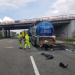 Kleintransporter kracht gegen Tanklastzug auf der Autobahn A1 bei Bramsche