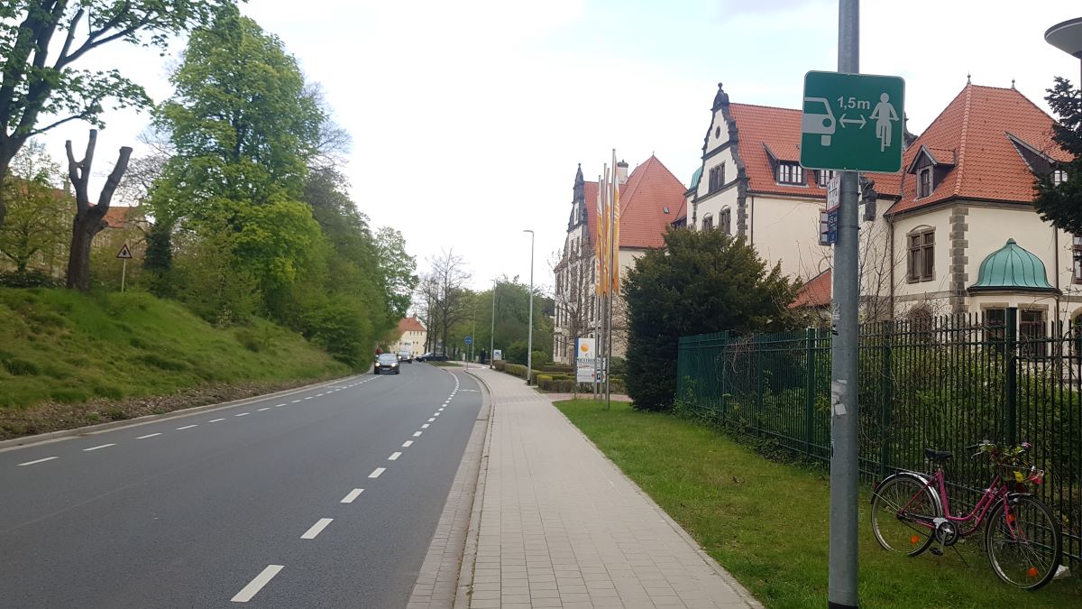 Mindestabstand beim Überholen: Stadt Osnabrück bringt Infoschilder bei der Knollstraße an