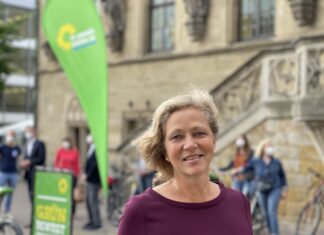 Annette Niermann vor dem Osnabrücker Rathaus