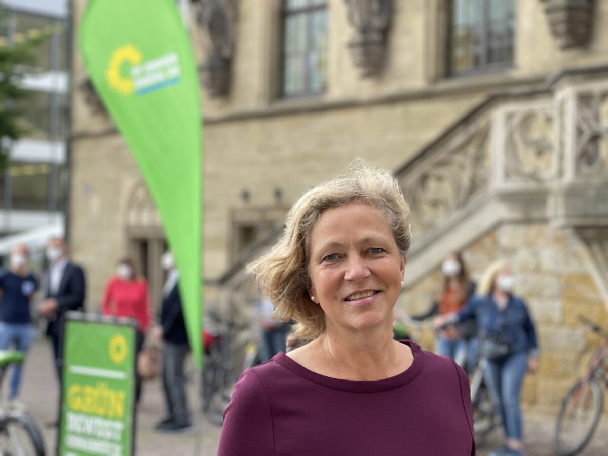 Annette Niermann vor dem Osnabrücker Rathaus