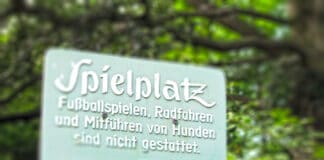 Schild auf Spielplatz