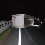 Anhänger eines Kleinbusses kippt auf Autobahn A30 um