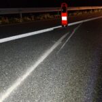 Anhänger eines Kleinbusses kippt auf Autobahn A30 um