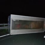 Anhänger eines Kleinbusses kippt auf Autobahn A30 um